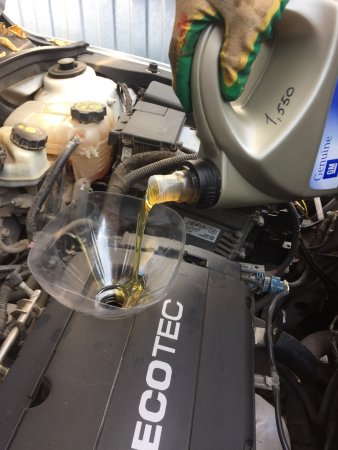 заливка масла в двигатель