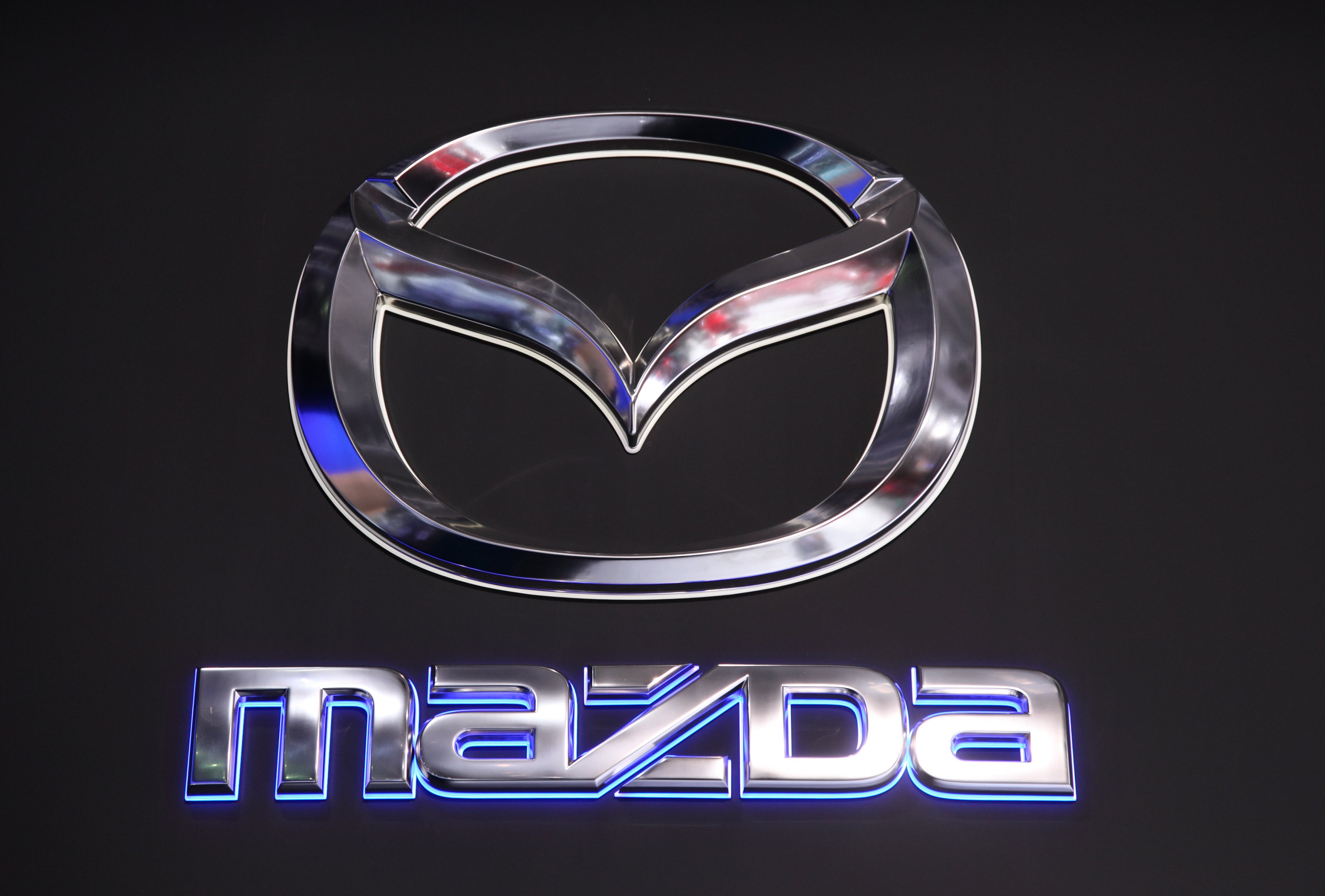 Mazda фирма. Mazda эмблема. Марка машины Мазда. Значок машины Мазда. Новый логотип Мазда.